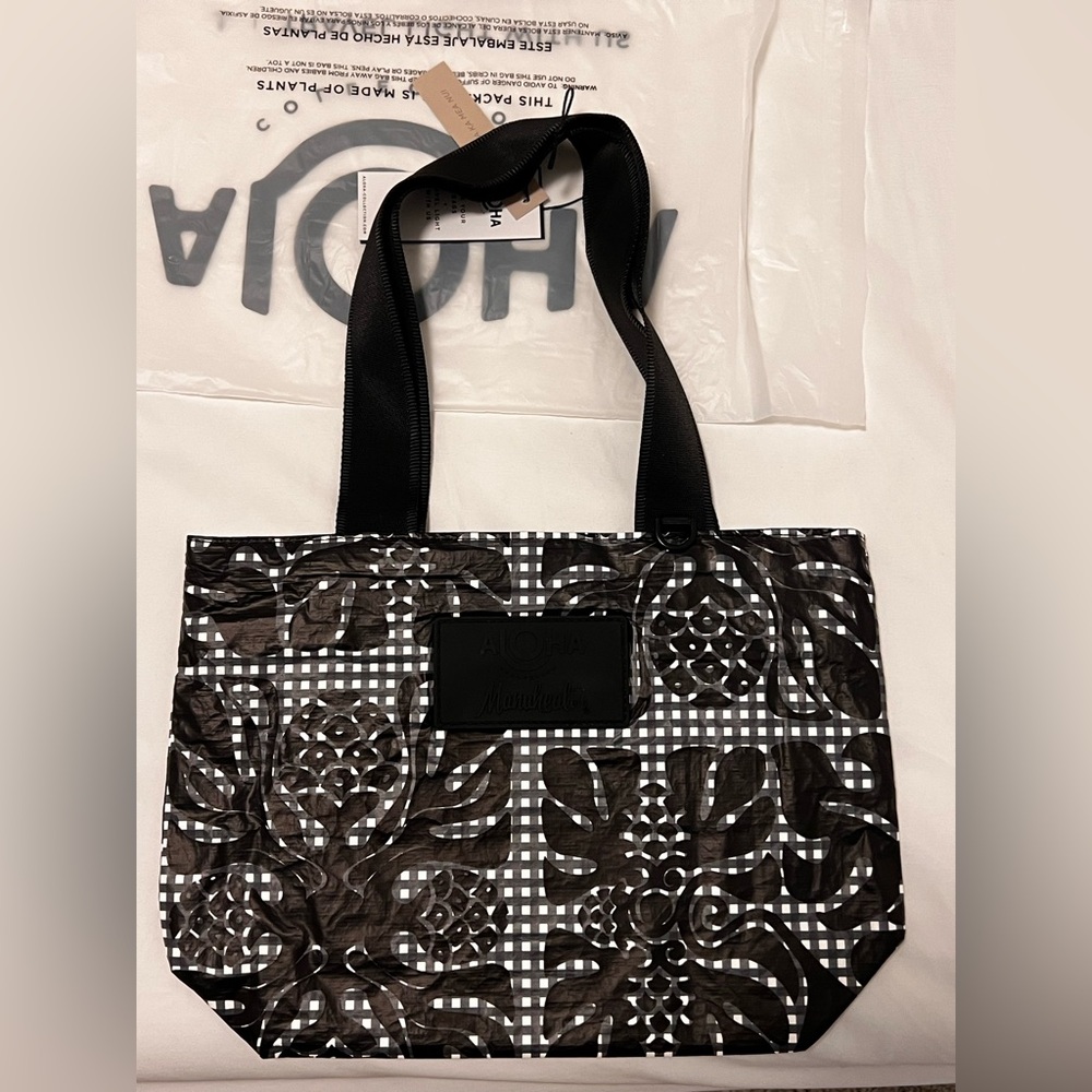 Limited Edition ALOHA Collection Black Sand Beach by Manuhealiʻi. Small Tote - Picture 6 of 6